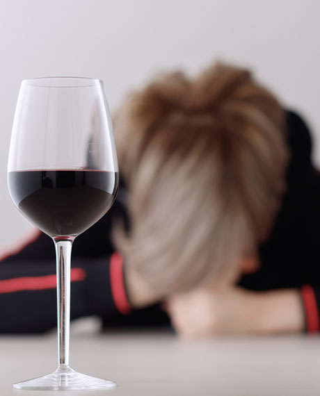 женщина выпивает вино